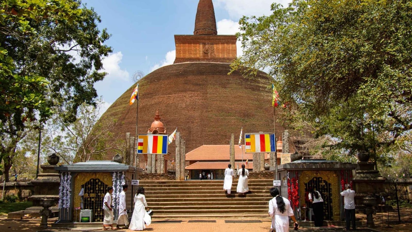 Why This Matters More Than You Think – Sri Lanka Temple Etiquette