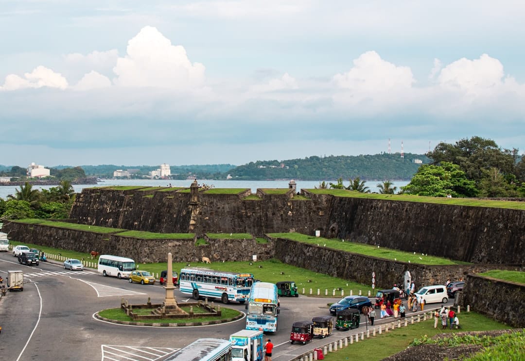 Die historische Festung Galle dominiert eine Küstenlandschaft.