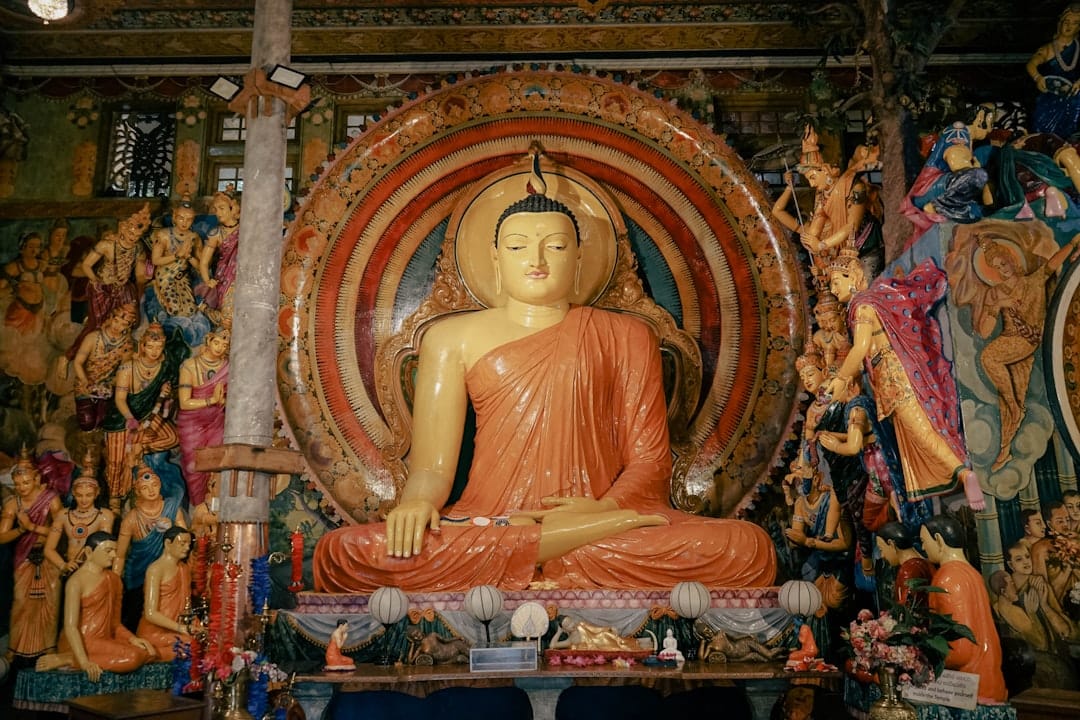 eine große Buddha-Statue sitzt vor einer Wand