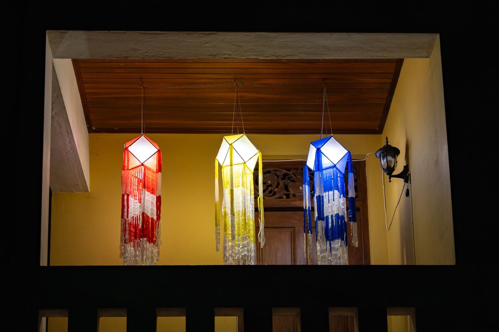 Des lanternes de Vesak vibrantes illuminent la nuit à Gampaha, Sri Lanka, célébrant les traditions bouddhistes.
