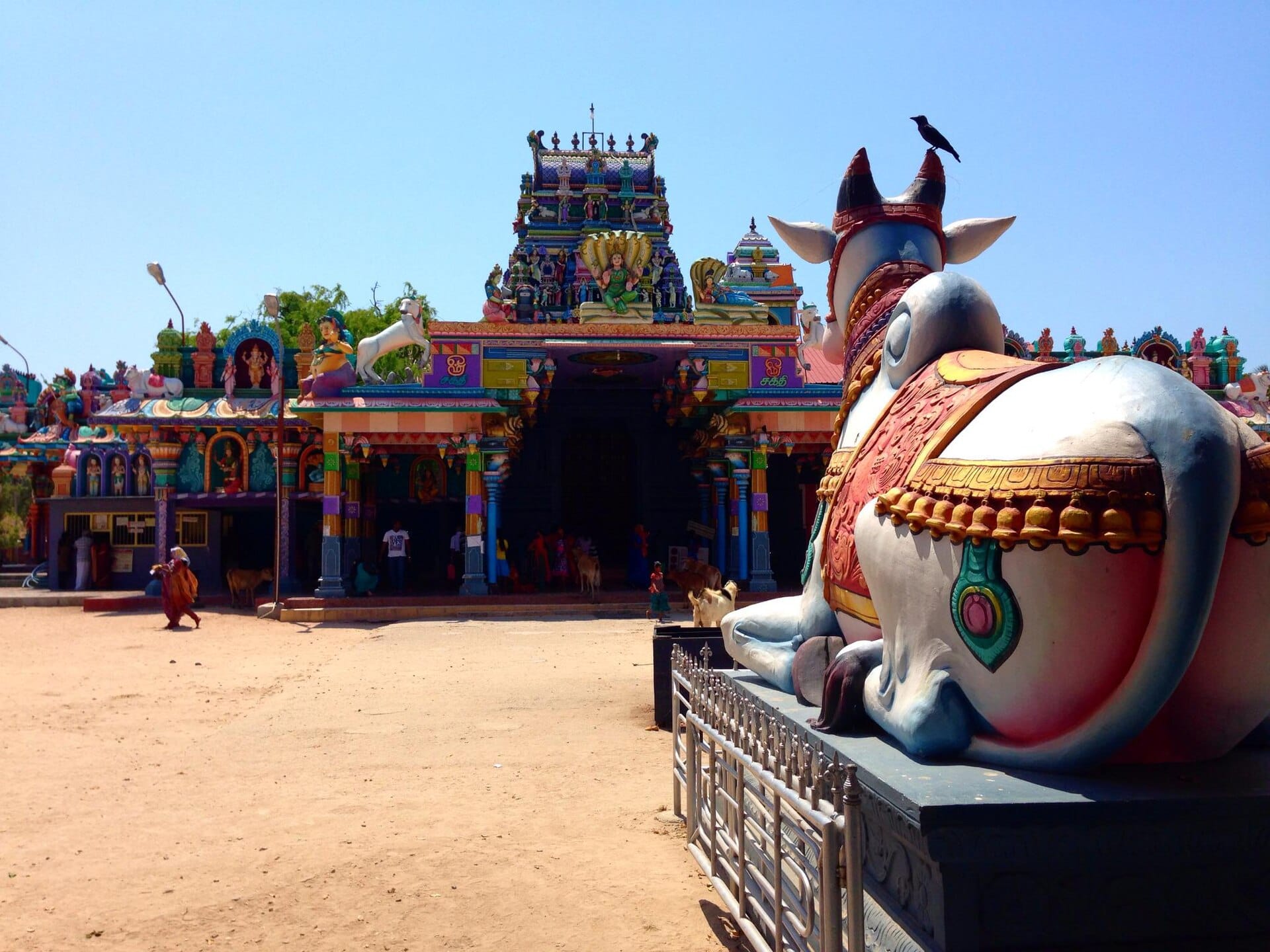 நயினாதீவு நாகபூஷணி அம்மன் கோவிலின் வண்ணமயமான நுழைவாயிலும் நந்தி சிலையும்
