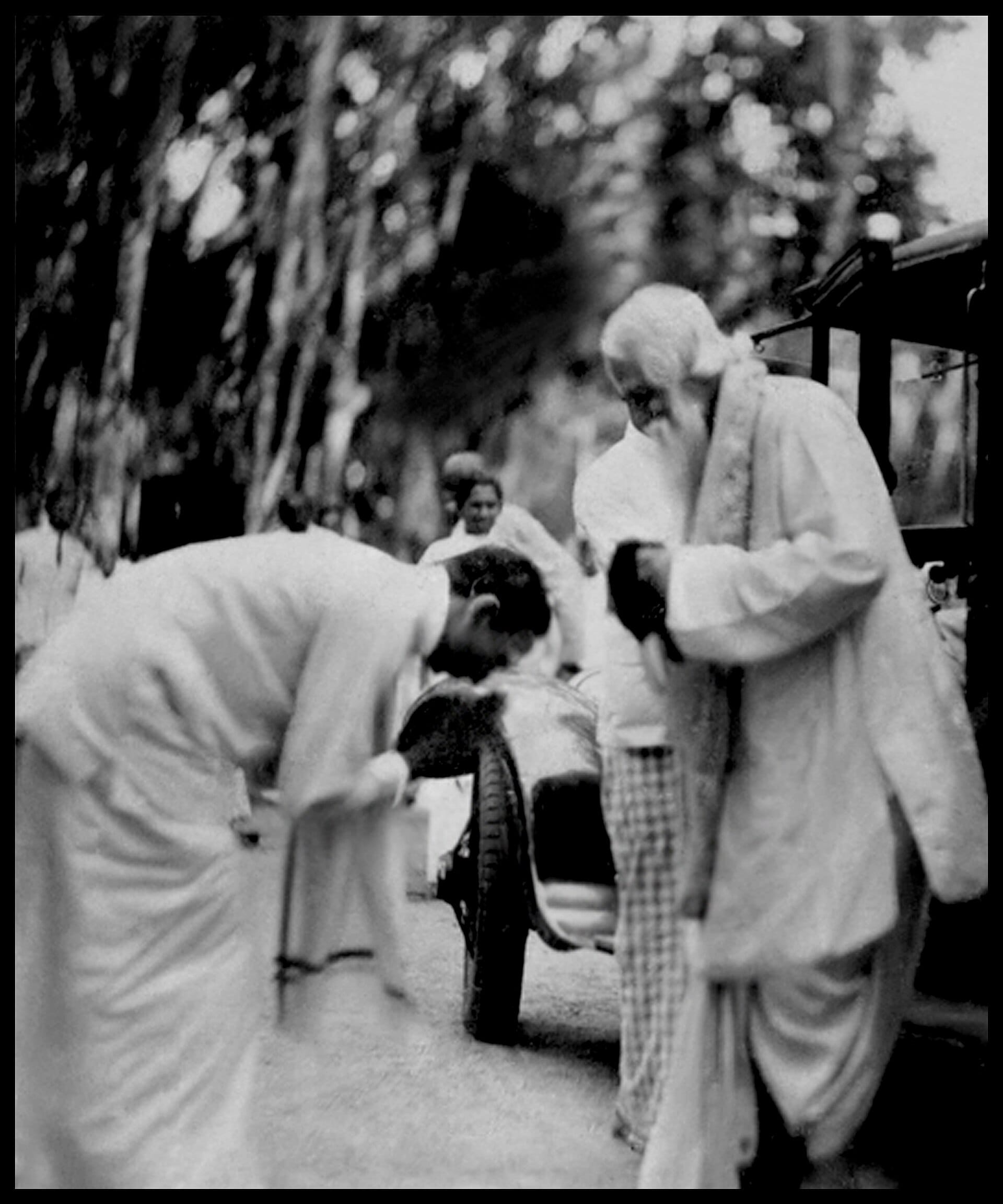 শ্রীলঙ্কায় উইলমট এ. পেরেরার সঙ্গে রবীন্দ্রনাথ ঠাকুরের ঐতিহাসিক আলোকচিত্র
