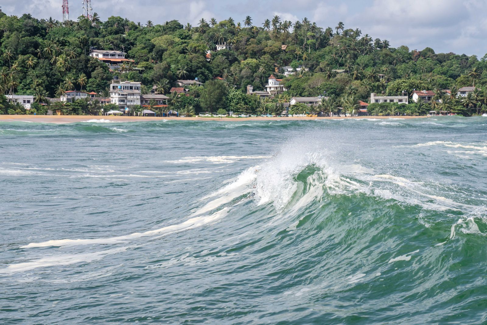 Ocean waves rolling toward the coastline at Unawatuna, Sri Lanka Ocean waves rolling toward the coastline at Unawatuna, Sri Lanka