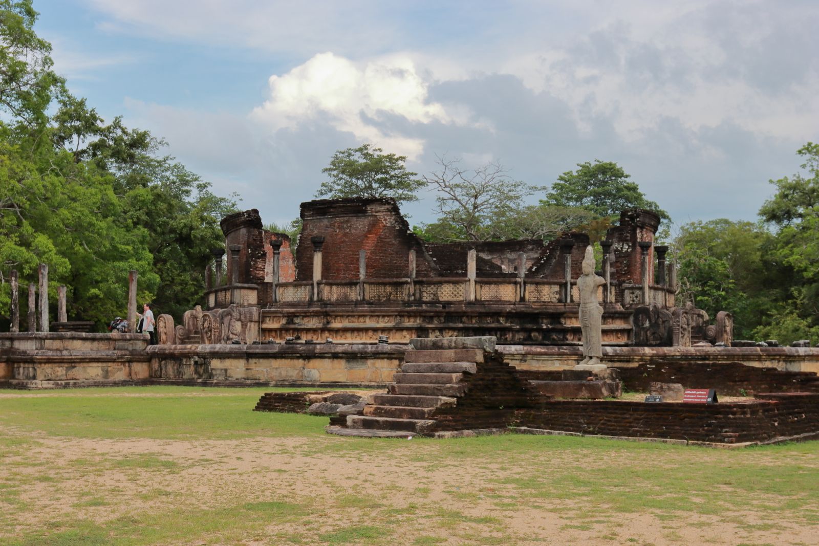 Historische Ruinen in Polonnaruwa — buddhistische archäologische Stätte in Sri Lanka