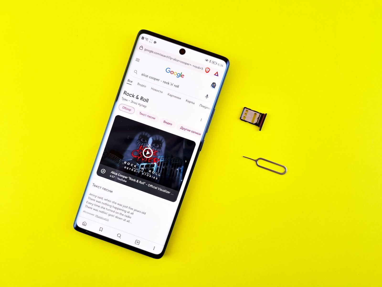 Ein Smartphone und eine SIM-Karte mit Auswerfernadel Ein Smartphone und eine SIM-Karte mit Auswerfernadel