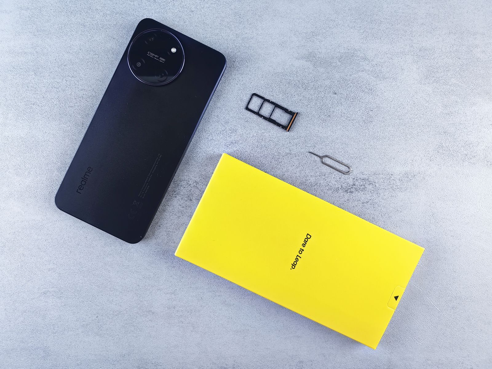 Ein Smartphone mit Dual-SIM-Schacht und Auswerferwerkzeug Ein Smartphone mit Dual-SIM-Schacht und Auswerferwerkzeug