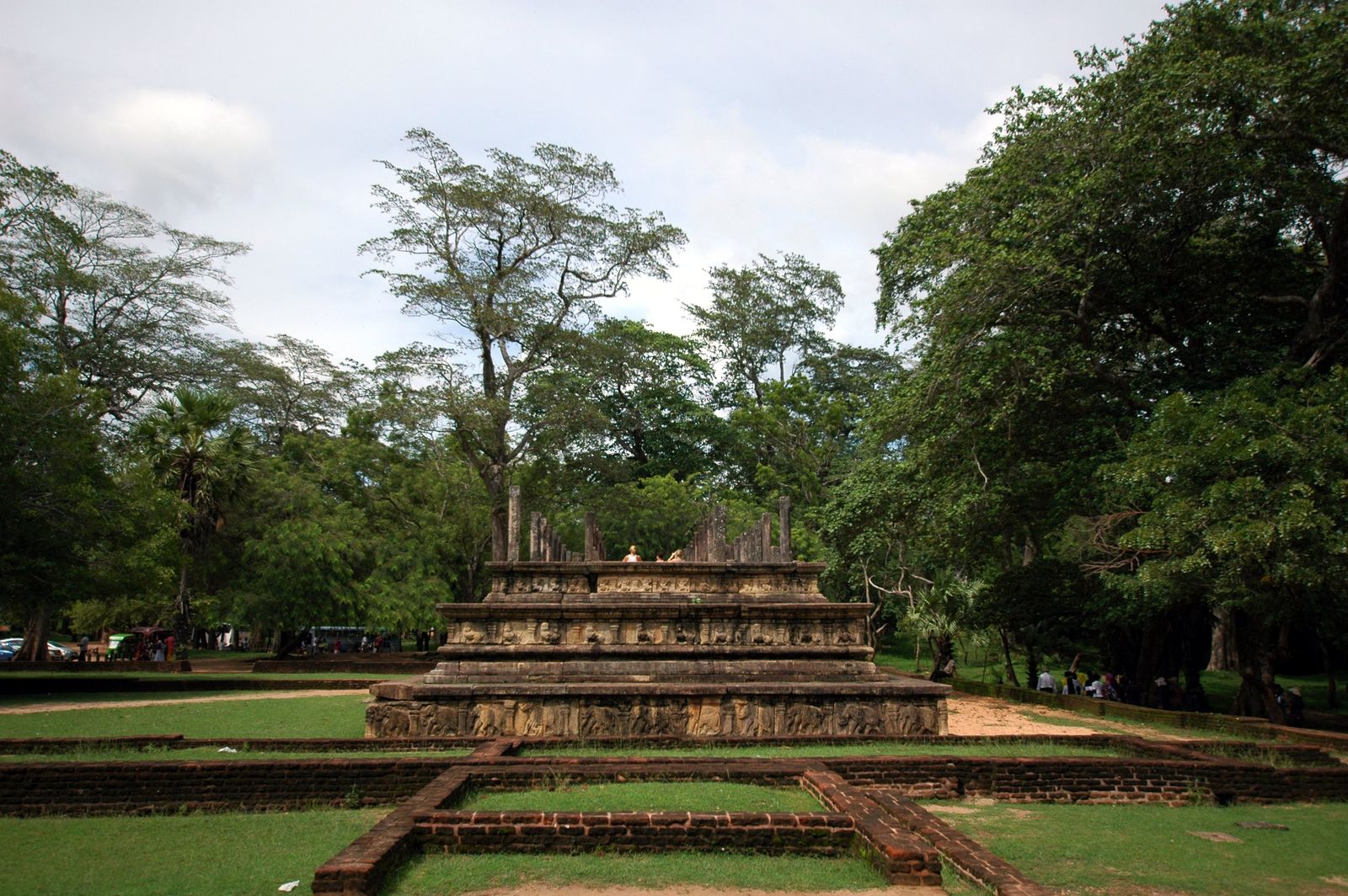 Ruhiger Blick auf antike Steinstruktur in Polonnaruwa, Zentralprovinz, Sri Lanka