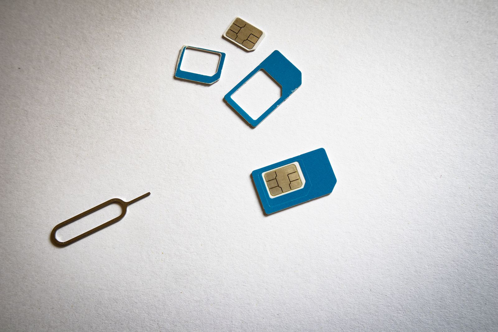 SIM‑Karten und Auswurftool bereit für einen Handywechsel SIM‑Karten und Auswurftool bereit für einen Handywechsel