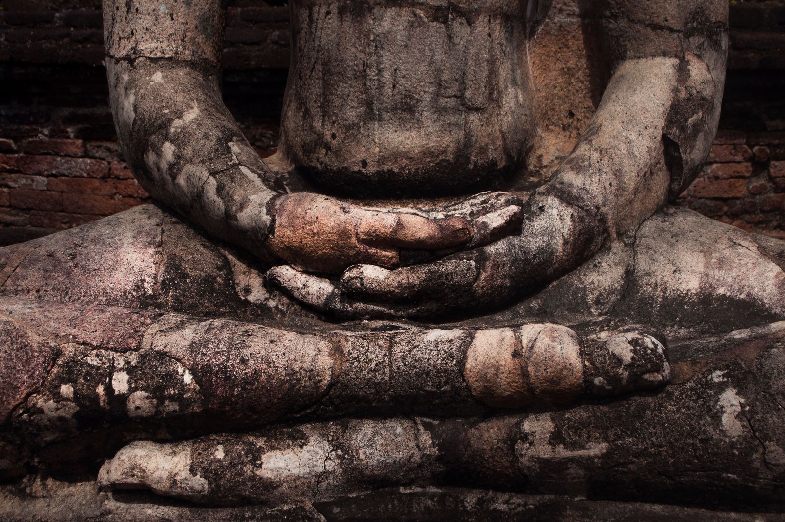 Hands of a weathered Buddha statue in meditative pose at Polonnaruwa పోలొన్నారువాలో ధ్యాన స్థితిలో ఉన్న వాతావరణం కలిగిన బుద్ధ విగ్రహం చేతులు